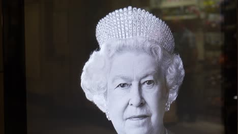 London,-England,-September-2022,-Elektronische-Plakatwand-Zum-Gedenken-An-Das-Leben-Ihrer-Majestät-Der-Königin-Elisabeth-II.-Von-1920-Bis-2022