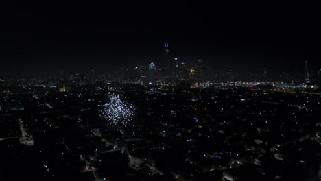 Buntes-Feuerwerk-Explodiert,-Während-Die-Drohne-Am-Neujahrstag-In-Die-Innenstadt-Von-Chicago-Fliegt