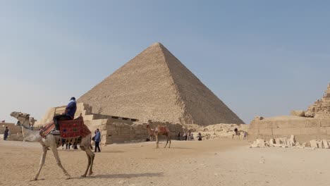 People-doing-some-sightseeing-amongst-the-pyramids-of-Giza,-Egypt