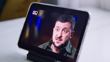 Den-Präsidenten-Der-Ukraine-Wolodymyr-Zelensky-In-Den-Nachrichten-Verfolgen-Und-Eine-Rede-Online-Auf-Dem-Tablet-Halten
