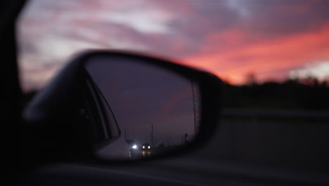 Spiegelung-Anderer-Fahrzeuge-Im-Beifahrerspiegel-Während-Eines-Wunderschönen-Sonnenuntergangs-Zur-Goldenen-Stunde