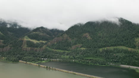 Aerial-push-in-towards-foothills-covered-in-evergreen-trees,-Columbia-River-Gorge