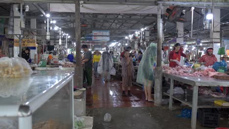 Gente-Comprando-Carne-En-El-Mercado-Tradicional-Y-Preparándose-Para-La-Tormenta-Tropical-Entrante-En-Da-Nang,-Vietnam