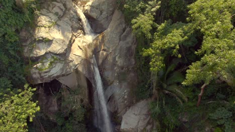 Cascada-Que-Fluye-Desde-Montañas-Rocosas-Con-Gente-Nadando-En-Yelapa,-Jalisco,-México