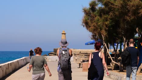 Grupo-De-Amigos-Caminando-Por-El-Paseo-Marítimo-De-Nicosia-En-Un-Día-Soleado