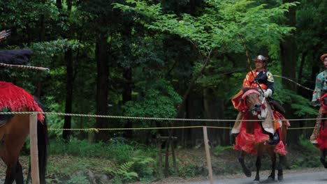 Yabusame,-Japanisches-Bogenschießen-Zu-Pferd,-Reiter-Bereiten-Sich-Auf-Den-Wettkampf-Vor