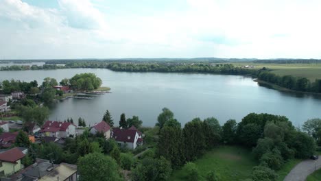 Schöner-Europäischer-See-In-Der-Polnischen-Stadt-Elk-Am-Ufer-Eines-Dorfes