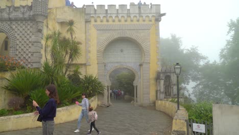 Turistas-Que-Entran-Y-Salen-Por-Las-Puertas-Principales-Del-Castillo-De-Pena