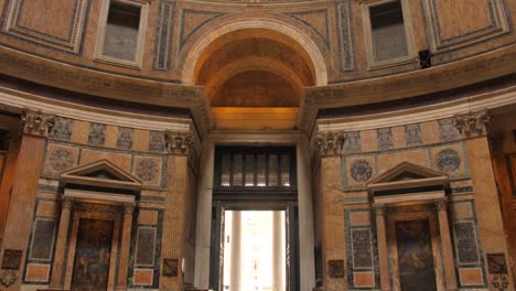 Turistas-Que-Visitan-El-Panteón-En-Roma,-Italia---Interior,-Debajo-De-La-Cúpula,-Frente-A-La-Entrada---Inclínate-Hacia-Arriba