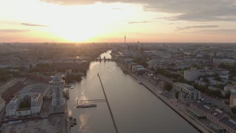Berliner-Stadtbild-Luftdrohnenaufnahme-über-Der-Spree-Und-Der-Oberbaumbrücke-Bei-Sonnenuntergang