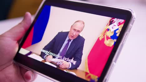 Viendo-Al-Presidente-Ruso-Vladimir-Putin-En-Las-Noticias-Y-Dando-Un-Discurso-En-Línea-En-La-Tableta