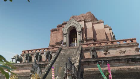 4k-Filmische-Landschaftsaufnahmen-Des-Buddhistischen-Tempelmonuments-Von-Wat-Chedi-Luang-In-Der-Altstadt-Von-Chiang-Mai,-Thailand-An-Einem-Sonnigen-Tag