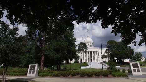 Alabama-State-Capitol-In-Montgomery-Mit-Gimbal-Video-Durch-Bäume,-Die-In-Zeitlupe-Schwenken