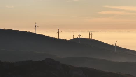 Windmühlenfarm-Bei-Sonnenuntergang-In-Portugal