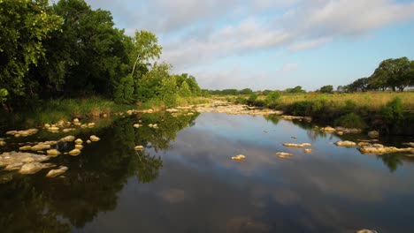 Luftaufnahmen-Des-Pedernales-Flusses-In-Der-Nähe-Von-Stonewall,-Texas