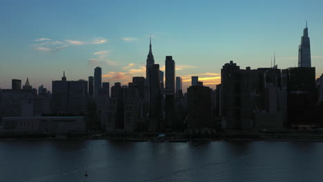 Gestochen-Scharfe-Panoramaaufnahme-Der-Legendären-Skyline-Von-Manhattan-Direkt-Bei-Sonnenuntergang