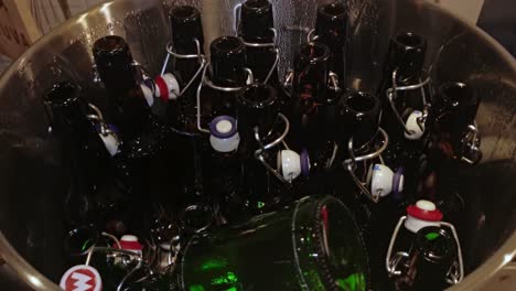 Numerosas-Botellas-De-Cerveza-Marrón-Vacías-Que-Se-Esterilizan-Calentándolas-En-Una-Gran-Cafetera-De-Acero