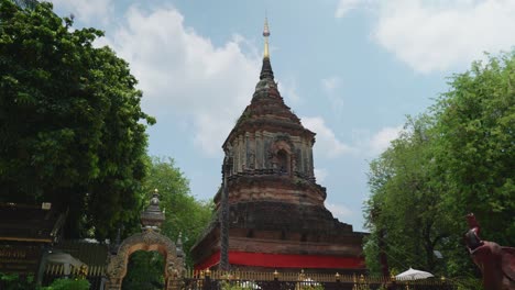 4k-Filmische-Landschaftsszenische-Religiöse-Aufnahmen-Des-Buddhistischen-Tempels-Von-Wat-Lok-Moli-In-Der-Altstadt-Von-Chiang-Mai,-Nordthailand-An-Einem-Sonnigen-Tag