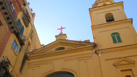 Nachschlagen-Der-Atemberaubenden-Fassade,-Des-Kruzifixes-Und-Der-Verzierungen-Der-Spanischen-Dreifaltigkeitskirche-In-Neapel,-Italien
