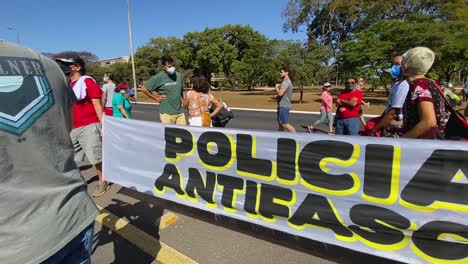 Imágenes-Deslizantes-De-Una-Gran-Pancarta-En-La-Protesta-Contra-Los-Asesinatos-Amazónicos-De-Dom-Phillips-Y-Bruno-Pereira-En-La-Ciudad-De-Brasilia