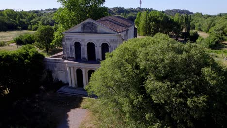 Wunderschönes-Kirchengebäude-In-Den-Hügeln-Südfrankreichs,-Montpellier
