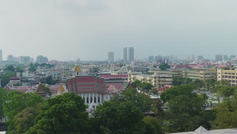 4K-Stadtlandschaftsaufnahme-Eines-Panoramablicks-Auf-Bangkok,-Thailand-An-Einem-Sonnigen-Tag,-Von-Der-Spitze-Des-Goldenen-Bergtempels