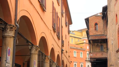 Low-Angle-Aufnahme-Wunderschöner-Portiken-Im-Historischen-Zentrum-Von-Bologna,-Norditalien,-Tagsüber