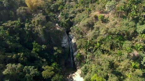 Drone-Ascendiendo-En-Cascada-De-Yelapa-Que-Fluye-Desde-Puras-Montañas-Tropicales-En-Jalisco,-México