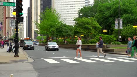 Zeitlupenaufnahmen-Von-Fußgängern-In-Der-Innenstadt-Von-Chicago