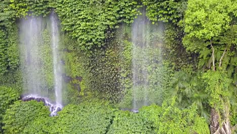 Freizügiger-Wasserfall-Im-Dschungel-Des-Tropischen-Regenwaldes,-Dramatische-Luftaufnahme,-Flug-Mit-Tinte,-Drohnenaufnahmen,-Benang-Kelambu,-Lombok,-Indonesien,-2017,-Filmische-Ansicht-Von-Oben,-Reiseführer-Von-Philipp-Marnitz