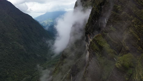Luftdrohnenaufnahmen-Einer-Bewölkten-Seite-Des-Annapurna-Gebirges,-Nepal