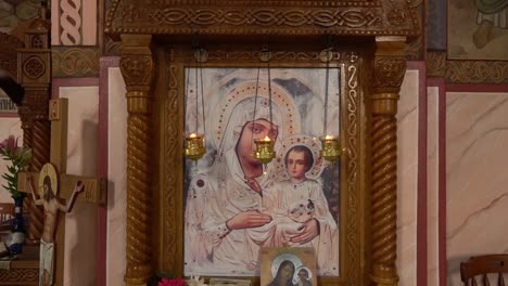 Icono-De-La-Virgen-María-De-Jerusalén-En-La-Iglesia-Ortodoxa-De-Los-Santos-Apóstoles-Bartolomé-Y-Bernabé-En-Velika-Plana,-Serbia
