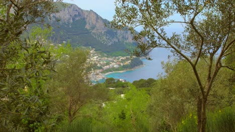 Blick-Auf-Die-Küste-Und-Das-Meer-Von-Marina-Grande-Mit-Bunten-Häusern,-Blauem-Wasser-Und-Bergen-Im-Hintergrund-In-Capri,-Italien