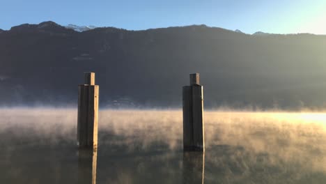 Am-Frühen-Morgen-Hat-Der-Lake-Bourget-Goldenes-Licht-Und-Nebel