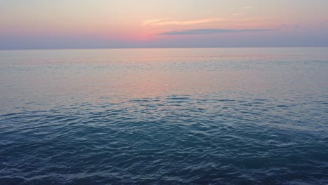 Brechende-Welle-Des-Meeres-Und-Drohnenansicht-Der-Meereslandschaft-Bei-Sonnenuntergang