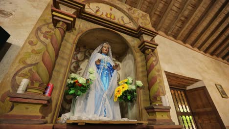 Tiro-De-ángulo-Bajo-De-La-Estatua-De-La-Virgen-María-En-La-Iglesia-De-Bolivia