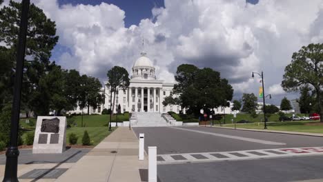 Capitolio-Del-Estado-De-Alabama-En-Montgomery-Con-Video-Cardán-Caminando-Hacia-El-Nivel-De-La-Calle