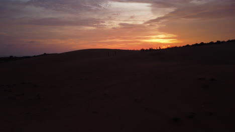 Silhouette-Roter-Sanddünen-Vor-Leuchtend-Gelbem-Sonnenuntergang,-Luftaufnahme