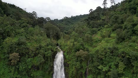 Annäherung-An-Die-Spitze-Des-Materuni-Wasserfalls,-Tansania