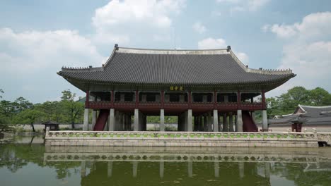 Pabellón-Gyeonghoeru-En-El-Palacio-Gyeongbokgung,-Tesoro-Nacional-Coreano-Número-224
