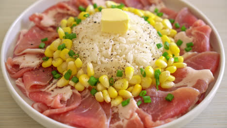 Frisches-Schweinefleisch-Roh-In-Scheiben-Geschnitten-Mit-Reis-Und-Mais-Auf-Weißem-Teller-Und-Bereit-Zum-Kochen