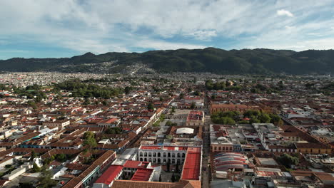 Luftaufnahme-Der-Kirche-Und-Des-Hauptplatzes-In-San-Cristobal-De-Las-Casas-In-Chiapas,-Mexiko