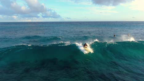 Luftaufnahme-Einer-Surferin,-Die-In-Oahu,-Hawaii,-Eine-Welle-Fängt-Und-Auslöscht