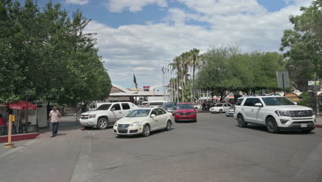 Viel-Verkehr-Und-Straßenszene-Mit-Menschen-In-Nogales