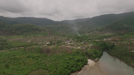 Luftaufnahme-Von-Rauch,-Der-Vor-Der-Küste-Von-Sierra-Leone-Am-Fuße-Grüner-Berge-Aufsteigt