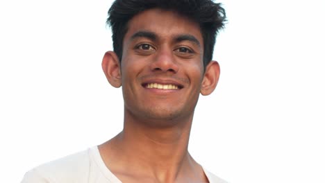 Porträt-Eines-Jungen-Mannes-Aus-Sri-Lanka,-Der-Vor-Weißem-Hintergrund-Steht-Und-Sein-Herz-In-Die-Kamera-Lächelt