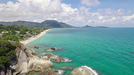 Wunderschöne-4k-drohnenaufnahmen-Des-Strandes-Und-Einzigartiger-Felsmerkmale-Am-Hin-Ta-Hin-Yai-Beach-Auf-Koh-Samui-In-Thailand