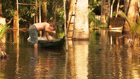 Ein-Indigener-Brasilianischer-Mann,-Der-Den-Fisch-Aus-Seinem-Fang-Des-Tages-Am-Amazonas-Sammelt