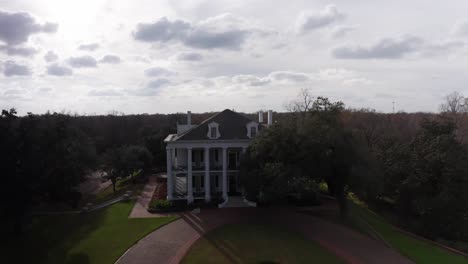 Rising-and-panning-aerial-shot-of-the-historic-antebellum-estate-Dunleith-in-Natchez,-Mississippi