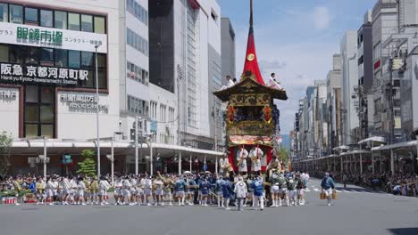 Japanese-Gion-Matsuri-Event,-Panning-Establishing-Shot-of-Yamaboko-Float
